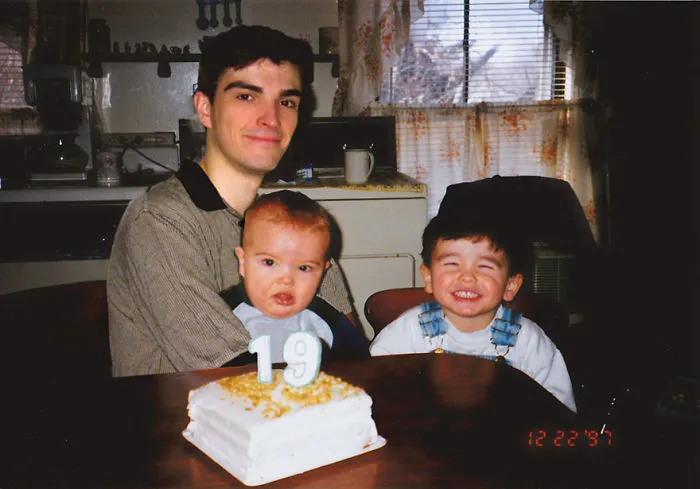 Este hombre se photoshopea a sí mismo en sus fotos de la infancia junto a su yo de niño, y el resultado es muy realista