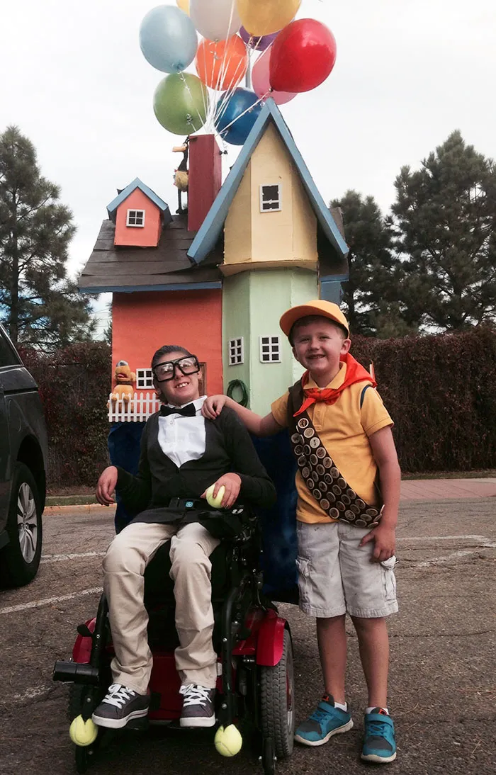 Usamos la silla de ruedas de mi hija como parte del disfraz. Este año son Mr. Fredrickson y Russell