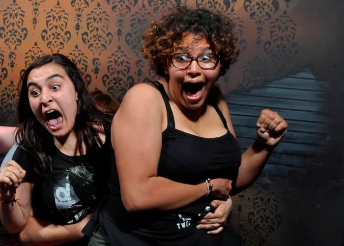 10+ Momentos histéricos de personas asustadas en una casa encantada, captados por una cámara oculta