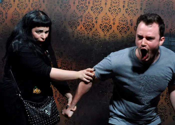 10+ Momentos histéricos de personas asustadas en una casa encantada, captados por una cámara oculta