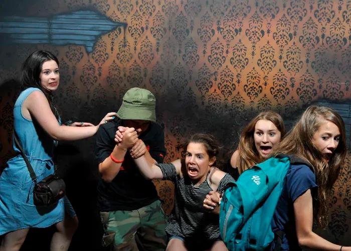10+ Momentos histéricos de personas asustadas en una casa encantada, captados por una cámara oculta