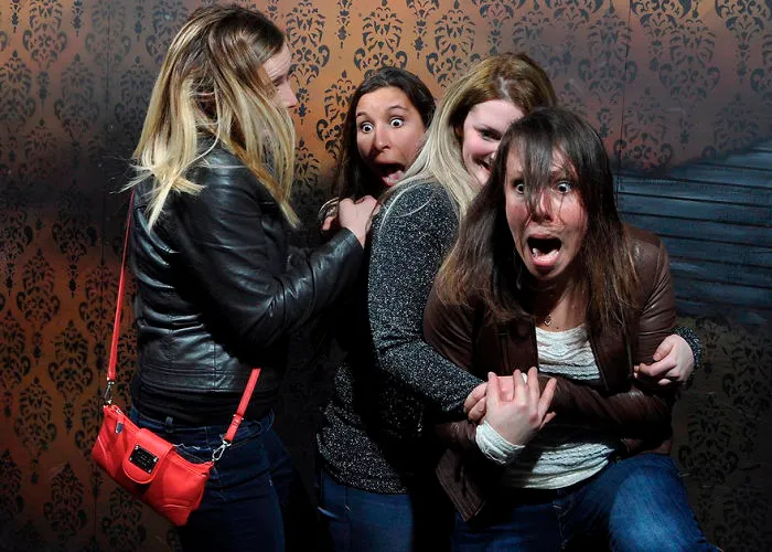 10+ Momentos histéricos de personas asustadas en una casa encantada, captados por una cámara oculta