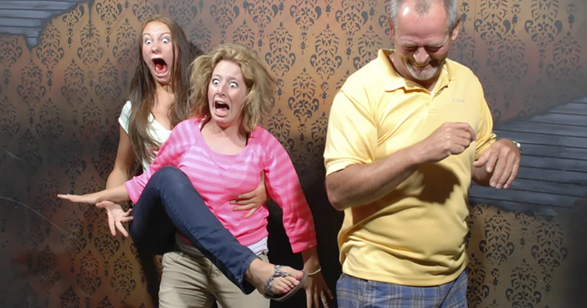 10+ Momentos histéricos de personas asustadas en una casa encantada, captados por una cámara oculta