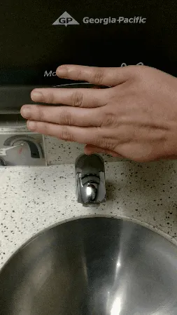 Dispensador automático de toallas de papel sobre el grifo automático