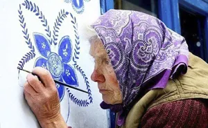 90-Year-Old Czech Grandma Turns Small Village Into Her Art Gallery By Hand-Painting Flowers On Its Houses