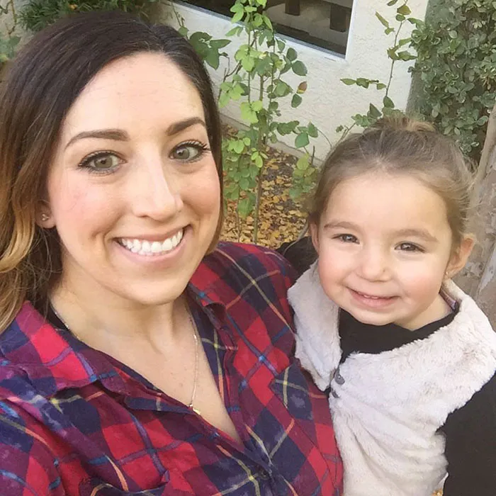 Carly Krygier puso a su hija en el suelo y la cubrió con su cuerpo para protegerla. Consiguieron escapar sin heridas