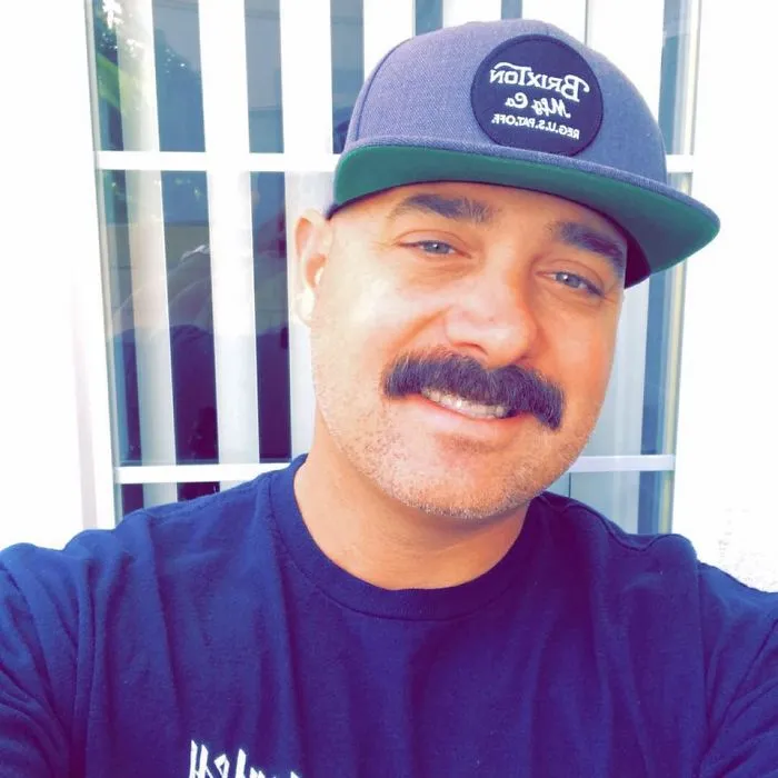 Steve Keys, bombero, una bala le hirió en pecho y estómago mientras realizaba reanimación cardiopulmonar a una mujer en el concierto