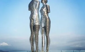 Ali And Nino, Moving Statue In Gerogia
