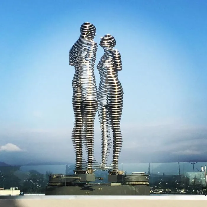 Ali And Nino, Moving Statue In Gerogia