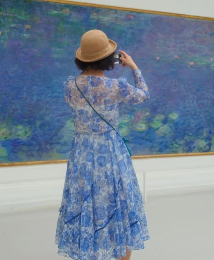 Photographer Spends Eternity Waiting For Museum Visitors To Match Artworks And The Result Is Worth The Wait