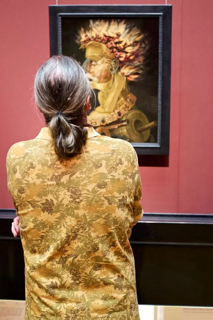 Este fotógrafo pasó una eternidad en museos esperando que aparecieran visitantes a juego con las obras de arte, y la espera mereció la pena