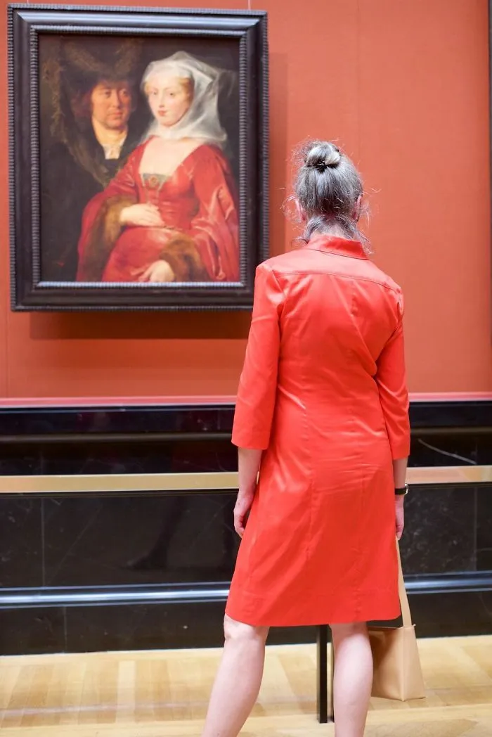 Photographer Spends Eternity Waiting For Museum Visitors To Match Artworks And The Result Is Worth The Wait
