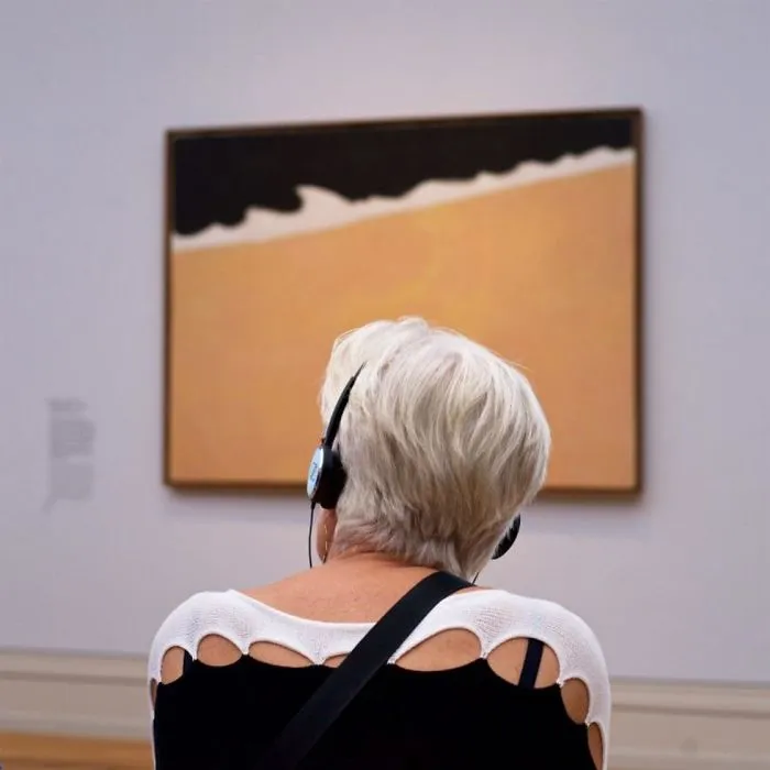 Photographer Spends Eternity Waiting For Museum Visitors To Match Artworks And The Result Is Worth The Wait