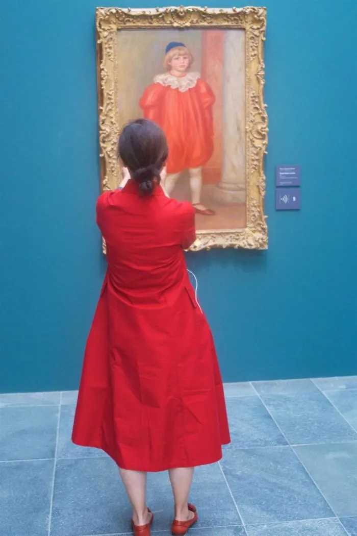 Este fotógrafo pasó una eternidad en museos esperando que aparecieran visitantes a juego con las obras de arte, y la espera mereció la pena