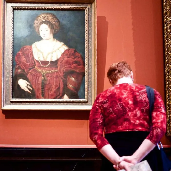 Este fotógrafo pasó una eternidad en museos esperando que aparecieran visitantes a juego con las obras de arte, y la espera mereció la pena