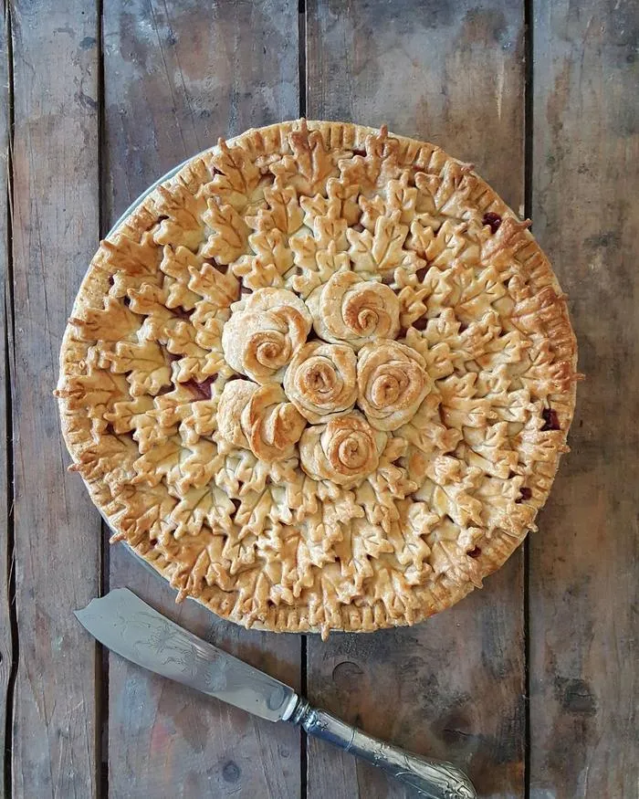 Baker Shows Before & After Pics Of Her Awesome Pie Crusts, And The Result Is Too Pretty To Eat