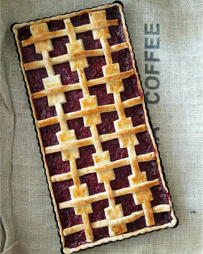 Baker Shows Before & After Pics Of Her Awesome Pie Crusts, And The Result Is Too Pretty To Eat