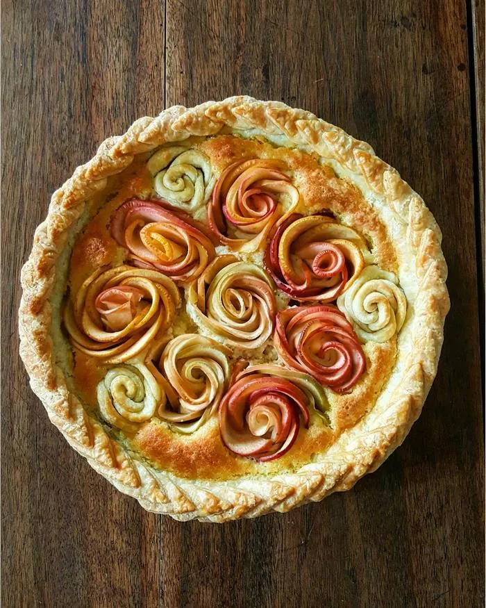 Baker Shows Before & After Pics Of Her Awesome Pie Crusts, And The Result Is Too Pretty To Eat