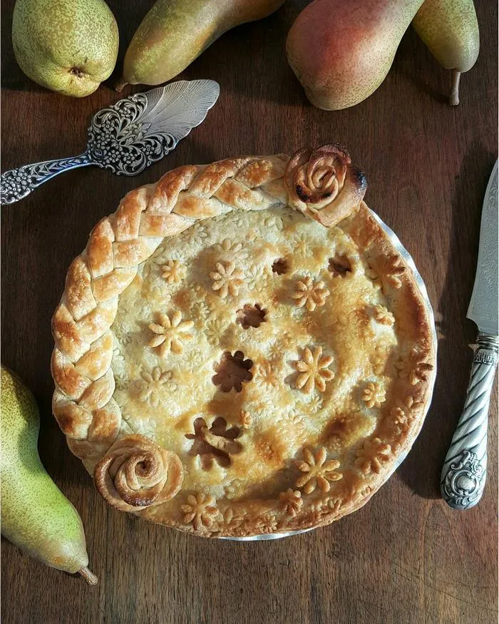 Baker Shows Before & After Pics Of Her Awesome Pie Crusts, And The Result Is Too Pretty To Eat