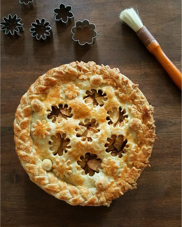 Baker Shows Before & After Pics Of Her Awesome Pie Crusts, And The Result Is Too Pretty To Eat