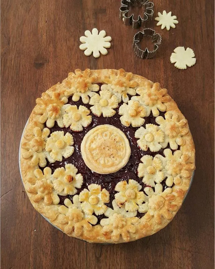 Baker Shows Before & After Pics Of Her Awesome Pie Crusts, And The Result Is Too Pretty To Eat