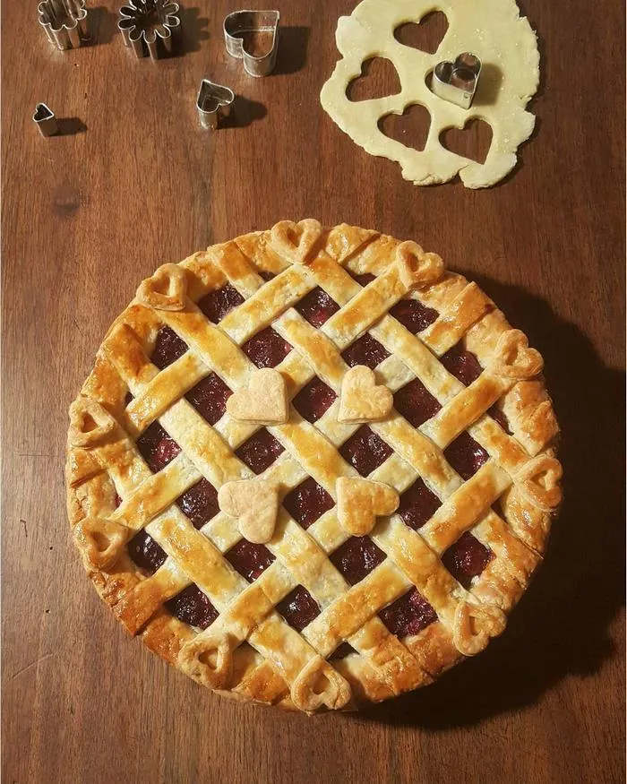 Baker Shows Before & After Pics Of Her Awesome Pie Crusts, And The Result Is Too Pretty To Eat