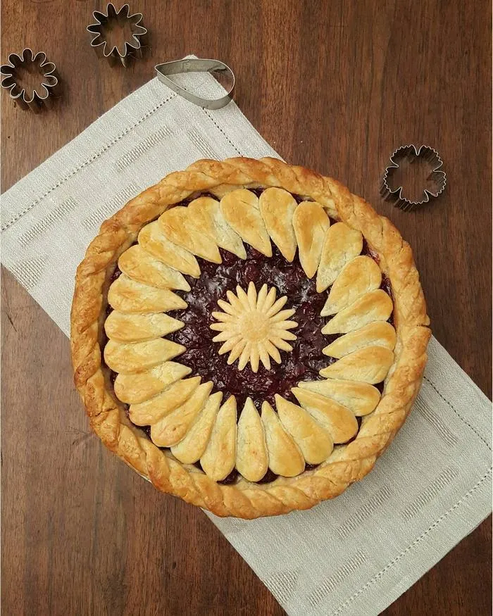 Baker Shows Before & After Pics Of Her Awesome Pie Crusts, And The Result Is Too Pretty To Eat