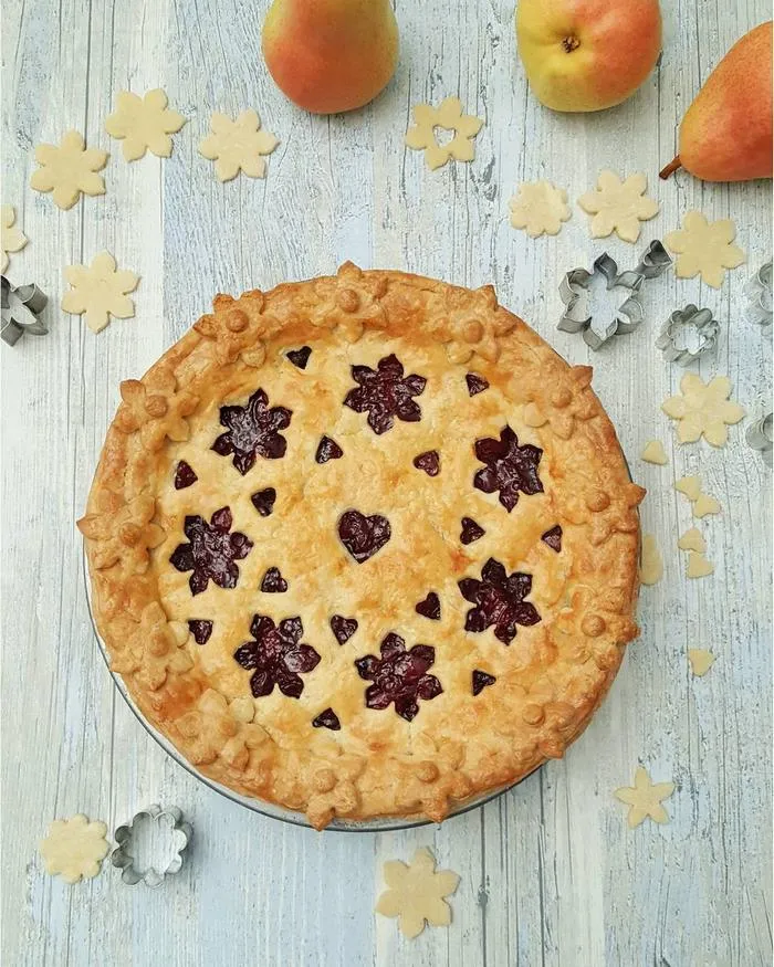 Baker Shows Before & After Pics Of Her Awesome Pie Crusts, And The Result Is Too Pretty To Eat