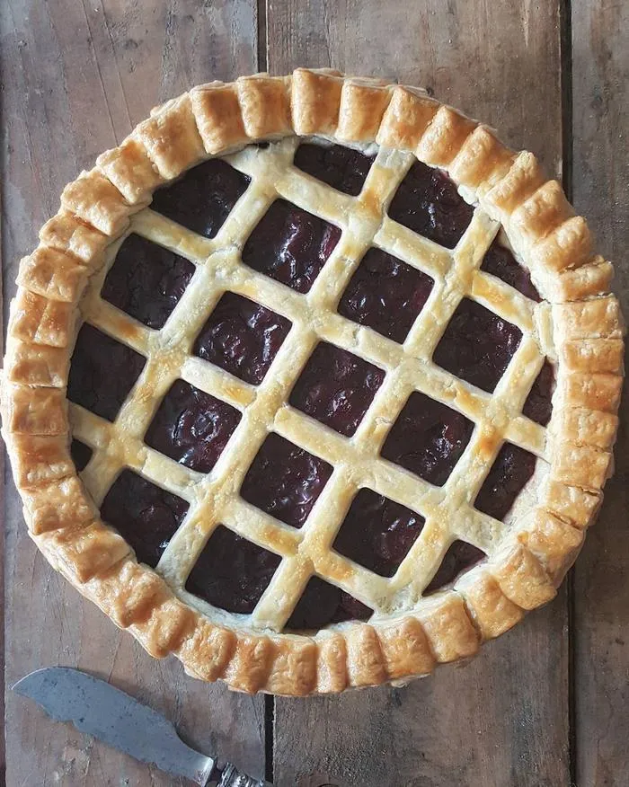 Baker Shows Before & After Pics Of Her Awesome Pie Crusts, And The Result Is Too Pretty To Eat