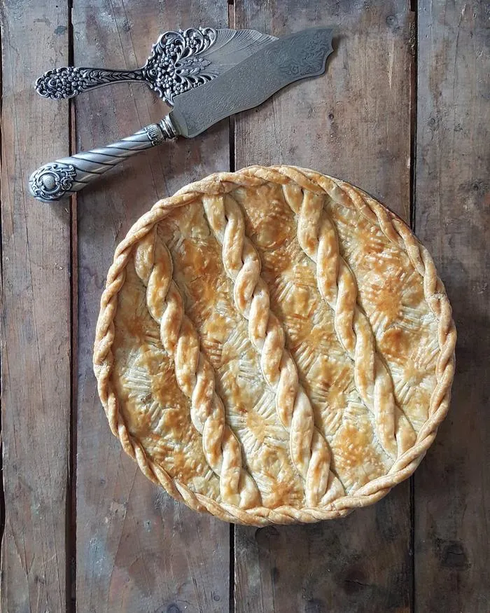 Baker Shows Before & After Pics Of Her Awesome Pie Crusts, And The Result Is Too Pretty To Eat