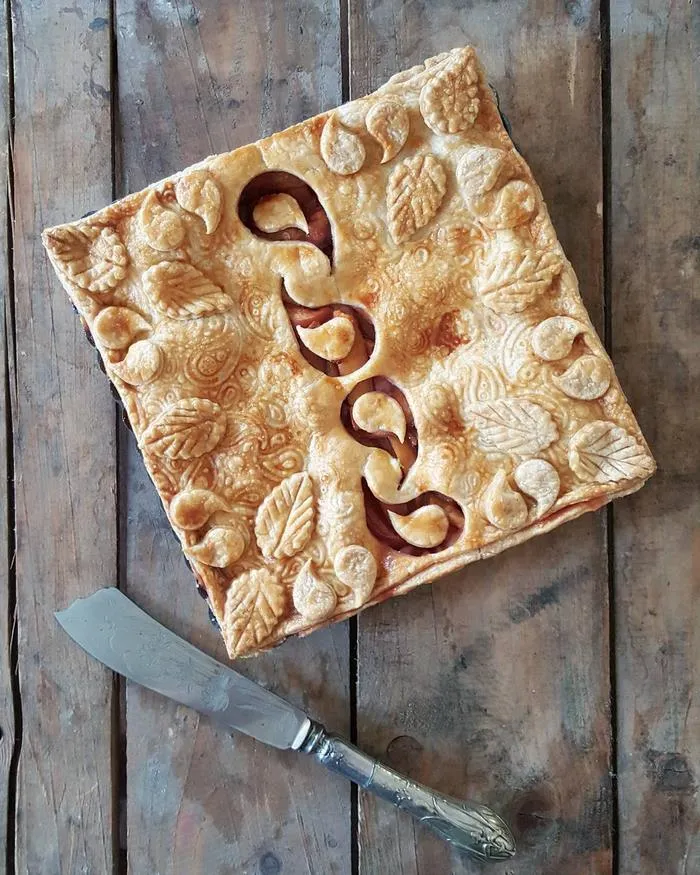 Baker Shows Before & After Pics Of Her Awesome Pie Crusts, And The Result Is Too Pretty To Eat