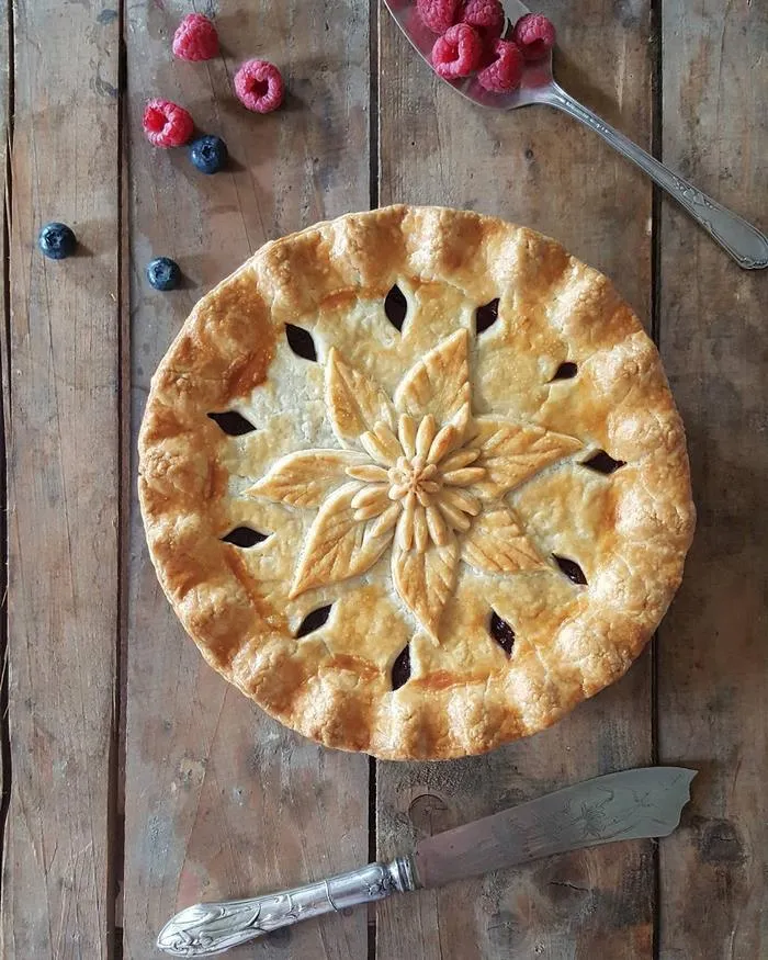 Baker Shows Before & After Pics Of Her Awesome Pie Crusts, And The Result Is Too Pretty To Eat