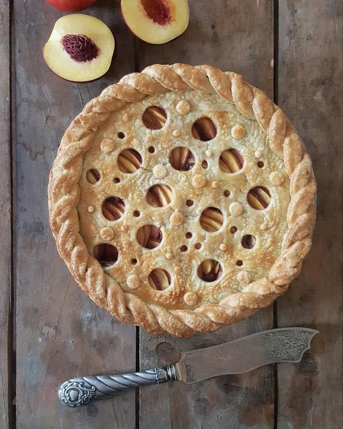 Baker Shows Before & After Pics Of Her Awesome Pie Crusts, And The Result Is Too Pretty To Eat