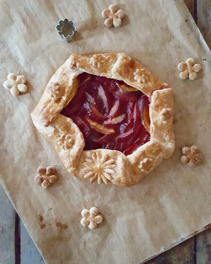 Baker Shows Before & After Pics Of Her Awesome Pie Crusts, And The Result Is Too Pretty To Eat