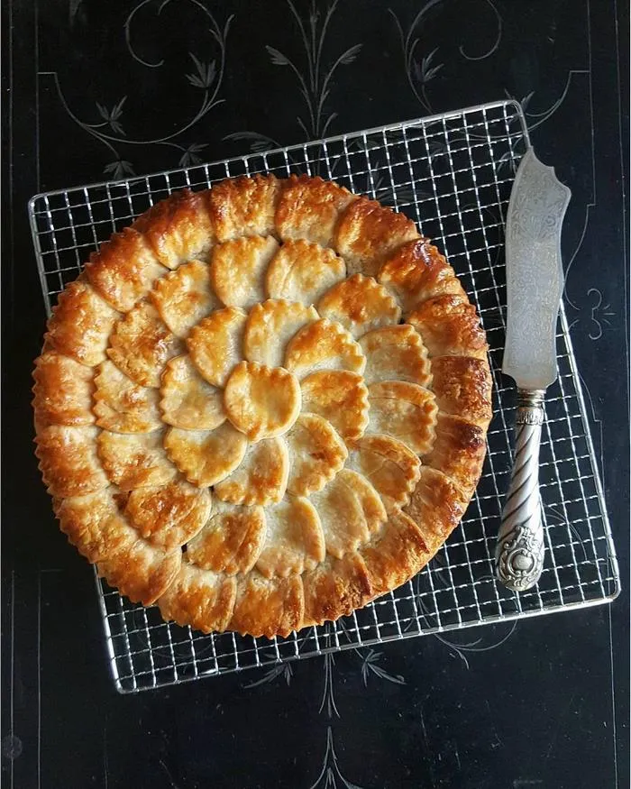 Esta pastelera muestra fotos de antes y despues de hornear sus pasteles con hojaldre, y el resultado es demasiado hermoso para comérselo