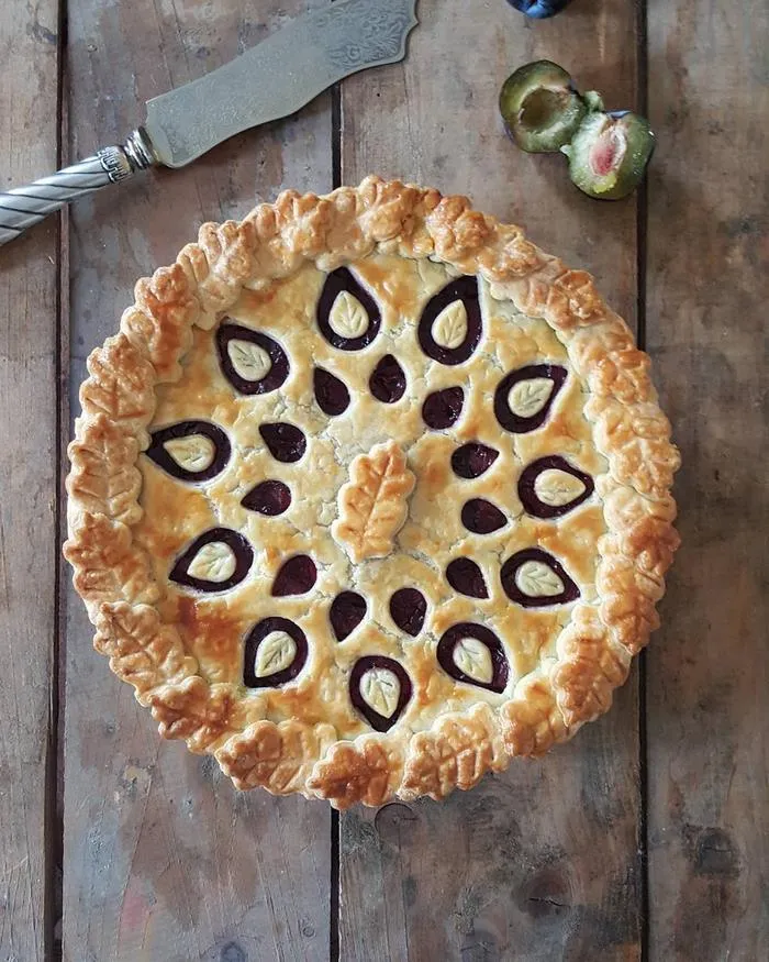 Baker Shows Before & After Pics Of Her Awesome Pie Crusts, And The Result Is Too Pretty To Eat