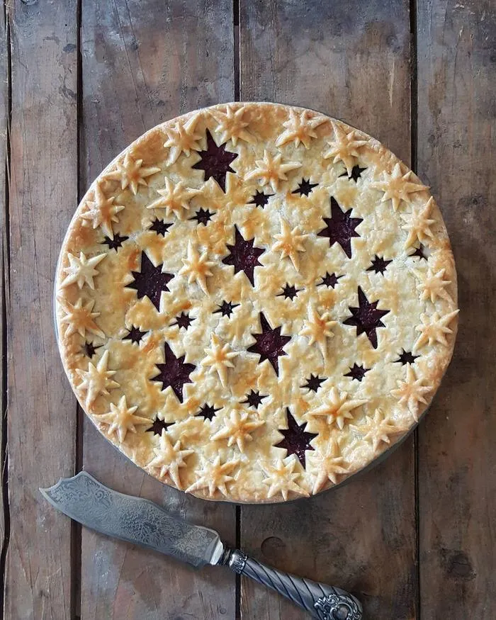 Baker Shows Before & After Pics Of Her Awesome Pie Crusts, And The Result Is Too Pretty To Eat