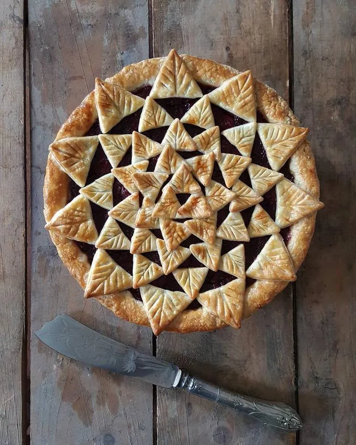 Baker Shows Before & After Pics Of Her Awesome Pie Crusts, And The Result Is Too Pretty To Eat