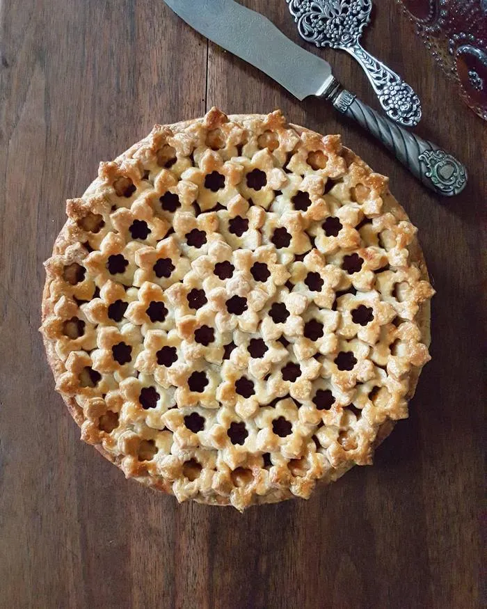 Baker Shows Before & After Pics Of Her Awesome Pie Crusts, And The Result Is Too Pretty To Eat