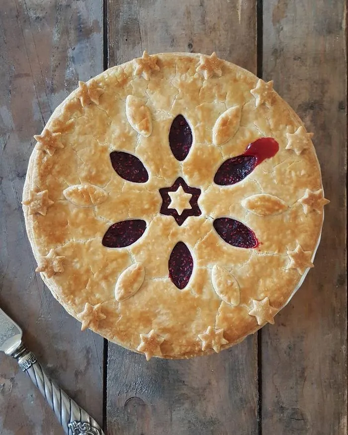 Baker Shows Before & After Pics Of Her Awesome Pie Crusts, And The Result Is Too Pretty To Eat