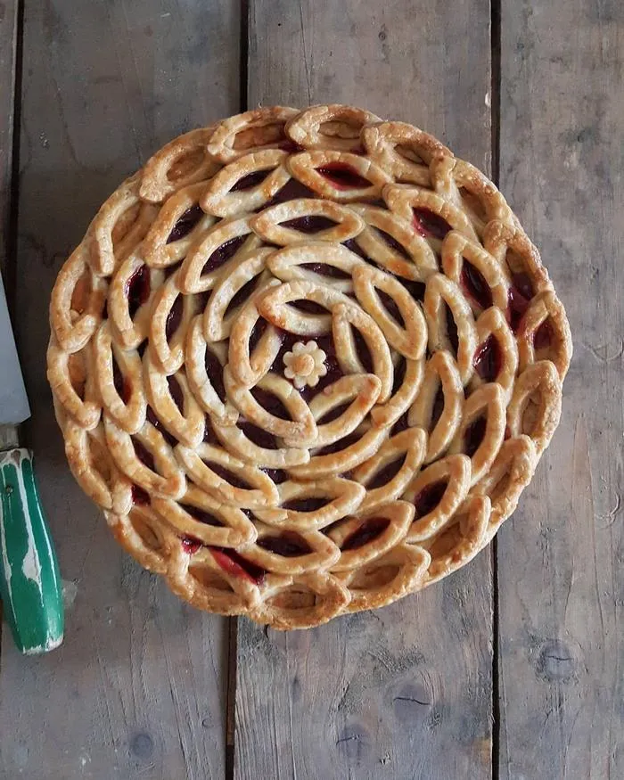 Baker Shows Before & After Pics Of Her Awesome Pie Crusts, And The Result Is Too Pretty To Eat