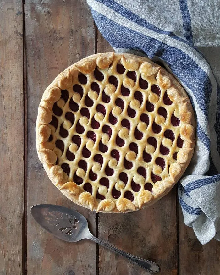 Baker Shows Before & After Pics Of Her Awesome Pie Crusts, And The Result Is Too Pretty To Eat