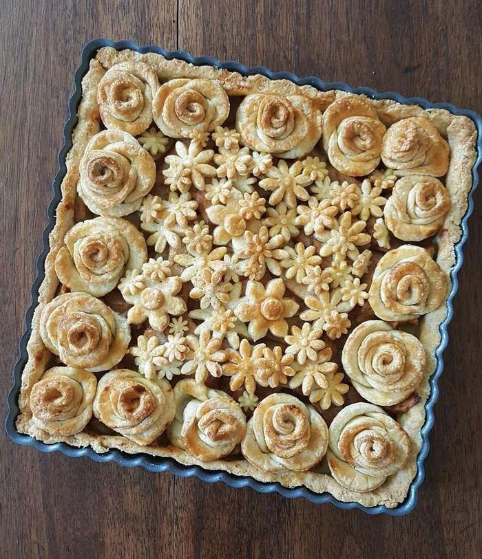 Baker Shows Before & After Pics Of Her Awesome Pie Crusts, And The Result Is Too Pretty To Eat