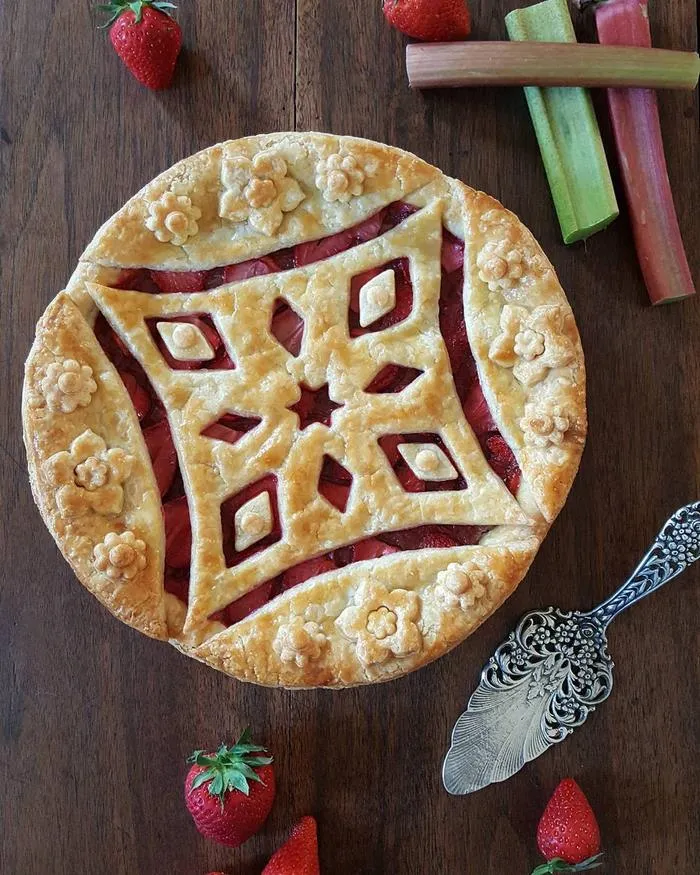 Baker Shows Before & After Pics Of Her Awesome Pie Crusts, And The Result Is Too Pretty To Eat