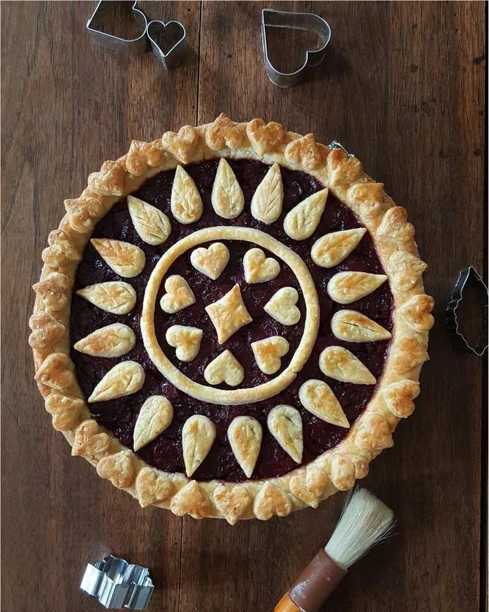 Baker Shows Before & After Pics Of Her Awesome Pie Crusts, And The Result Is Too Pretty To Eat