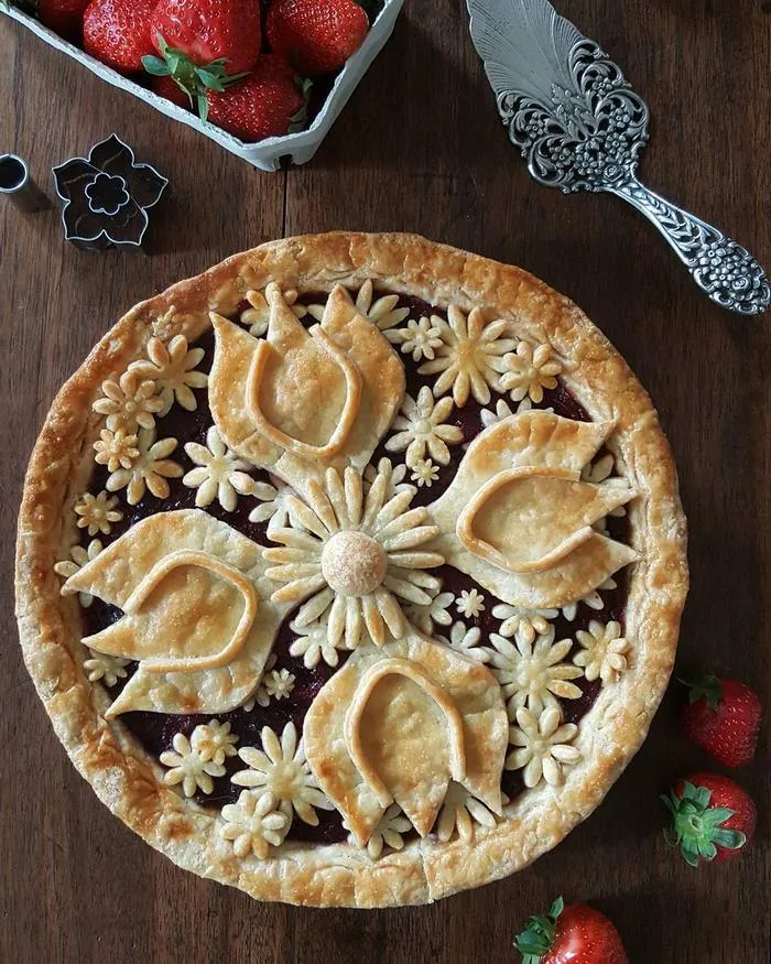 Baker Shows Before & After Pics Of Her Awesome Pie Crusts, And The Result Is Too Pretty To Eat