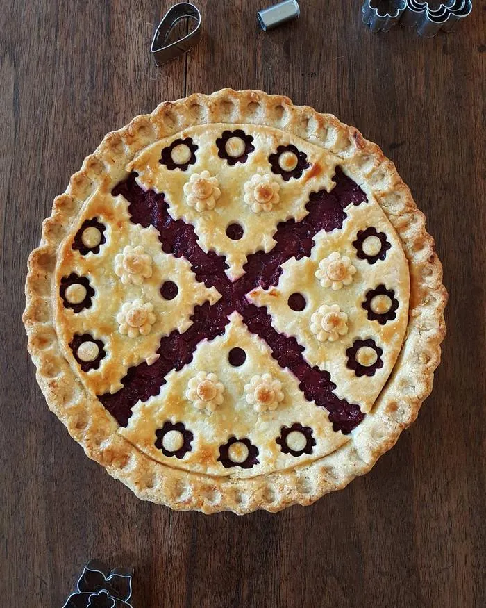 Baker Shows Before & After Pics Of Her Awesome Pie Crusts, And The Result Is Too Pretty To Eat