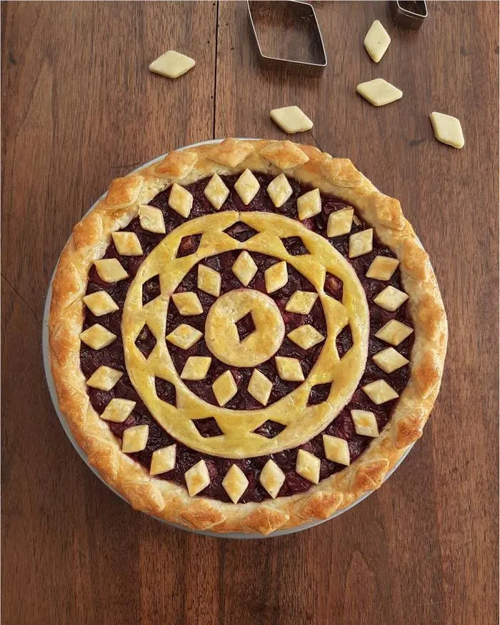 Baker Shows Before & After Pics Of Her Awesome Pie Crusts, And The Result Is Too Pretty To Eat
