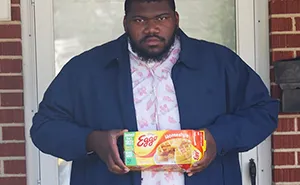 Este hombre cosplayeando a Once (Eleven) de "Stranger Things" es lo más gracioso que verás hoy
