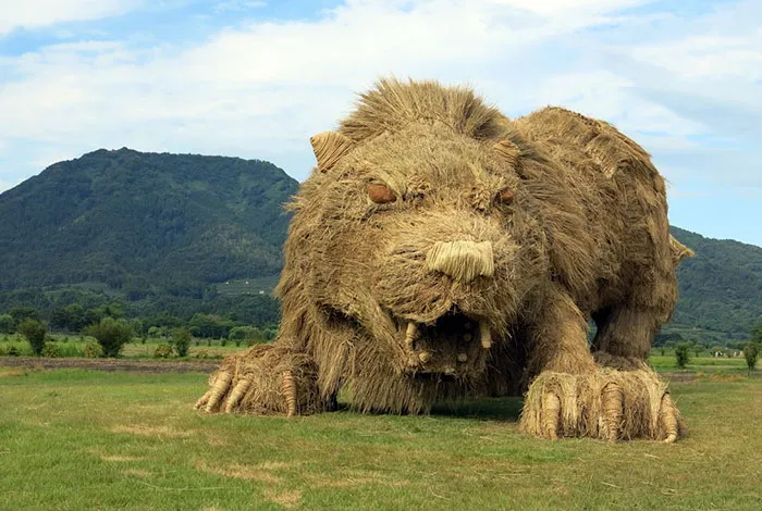 Los campos japoneses son invadidos por gigantes animales de paja tras la cosecha del arroz